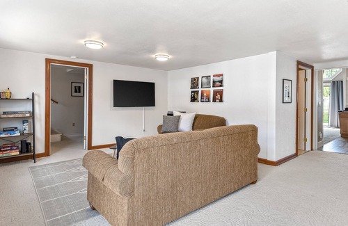 Bayview Boat Rental | Fantastic Floating Home W/ Stunning Views, Deck, Gas Grill, Free WiFi & More!
