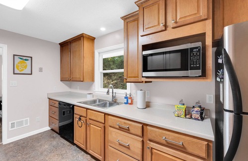 Warner Robins House | Fantastic for Extended Stays & Work Crews- 10 beds, 5 bedrooms, 2.5 baths