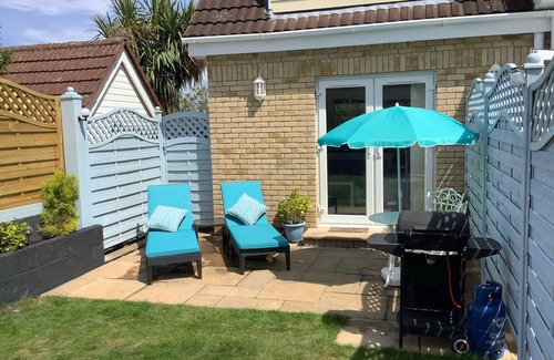 Sandown House | FANTASTIC Holiday home in Sandown (Private Entrance) near to beach with garden