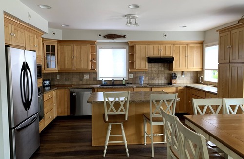North Beach Haven House | Fantastic Home! Five Star Rating! Steps to Beach (see video). Centrally Located.