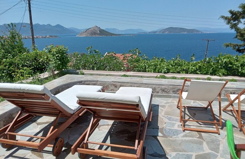 Kontos Cottage | Fantastic House with a Wonderful View of the Sea