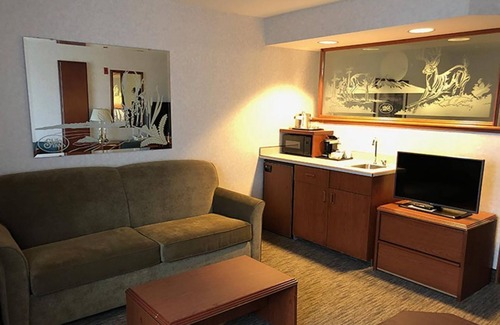 Altamont House | FANTASTIC KING UNIT FOR 4, POOL, PARKING