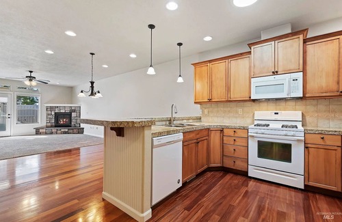 Meridian House | Fantastic Location. Hot-Tub. Quiet Neighborhood.