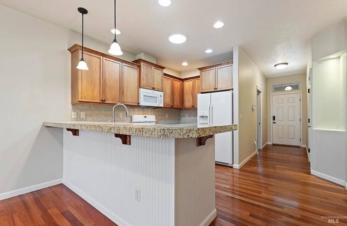 Meridian House | Fantastic Location. Hot-Tub. Quiet Neighborhood.