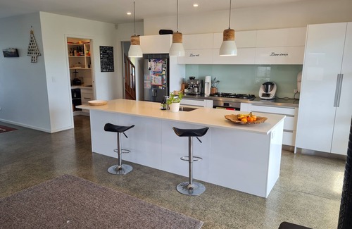 Gisborne House | Fantastic Location, Quiet & Modern