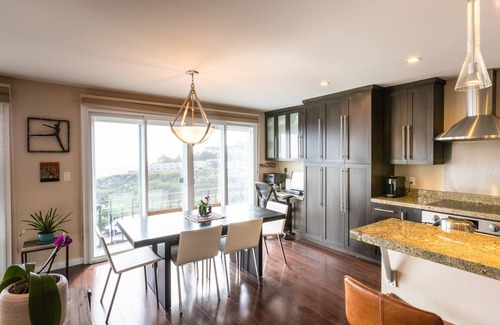 Upper Market Apartment | ❤️Fantastic Luxury Penthouse Apartment, Panoramic Views, Laundry, 2 car garage
