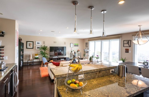 Upper Market Apartment | ❤️Fantastic Luxury Penthouse Apartment, Panoramic Views, Laundry, 2 car garage