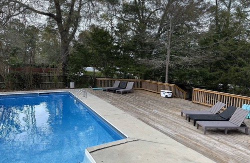 Summerville House | Fantastic Master’s Rental- 1 mile away!