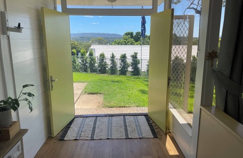 Mount Ommaney House | FANTASTIC MCM HOME OVERLOOKING MOUNT COOTHA AND BRISBANE CITY. PETS ALLOWED -