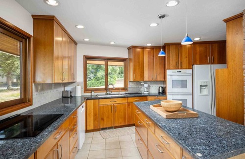 Gresham House | Fantastic Mid-Centuary Escape, Enormous Yard and Huge Deck, BBQ, Pet Friendly, Second Kitchen
