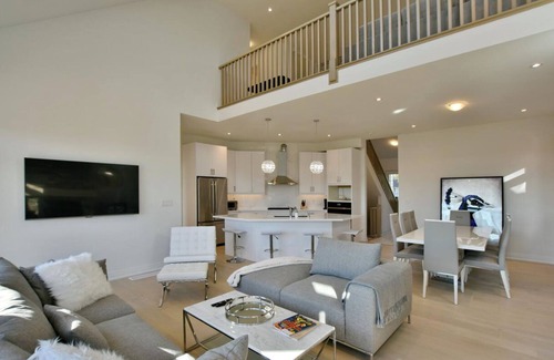 The Blue Mountains House | Fantastic new house on a golf course one block from the beach on Georgian Bay