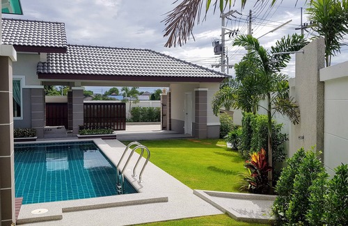 Huai Yai Villa | Fantastic New Private Pool Villa in Pattaya, 3 Double Beds with Home Automation!