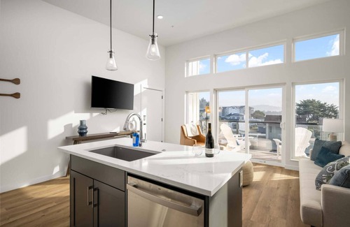 Lincoln City Condo | Fantastic Newly Constructed Ebb Street Loft, Large Deck w/Views, Short Walk to Beach, Food, & Fun