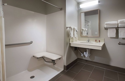 Pullman Hotel | Fantastic of Pullman! Convenient Room w/Free Breakfast, Free Parking, Pool