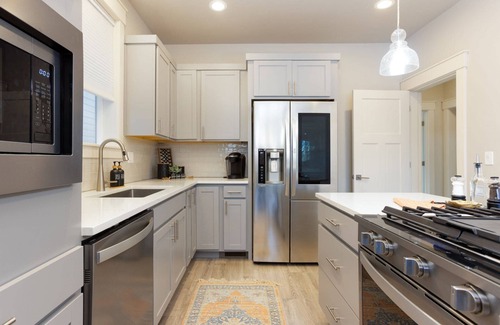 Southern Crossing House | Fantastic Old Mill Townhome, Pet Friendly, Fireplace, Short Walk to the Deschutes, Shopping & More