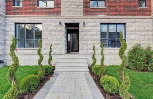 Cote-Des-Neiges—Notre-Dame-De-Grace House | ★Fantastic*Private terrace* Queen Bed* 24/7Gym★