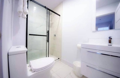 Cote-Des-Neiges—Notre-Dame-De-Grace House | ★Fantastic*Private terrace* Queen Bed* 24/7Gym★