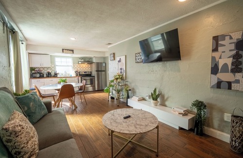 United Central Apartment | Fantastic Remodeled 1BR Close to the Beach