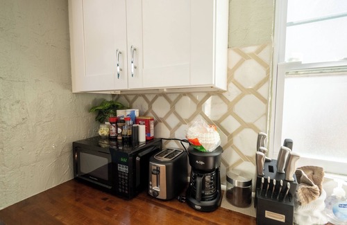 United Central Apartment | Fantastic Remodeled 1BR Close to the Beach