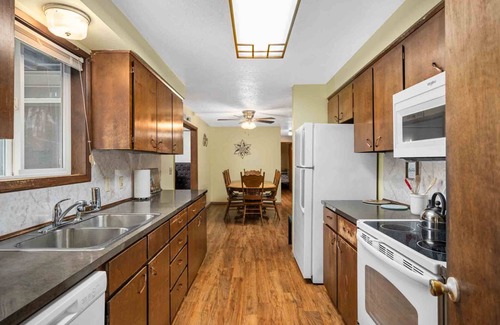 Carlton House | Fantastic Single Level Wine Country Retreat, Pet Friendly, Walk to Restaurants, Wine Tasting, Food