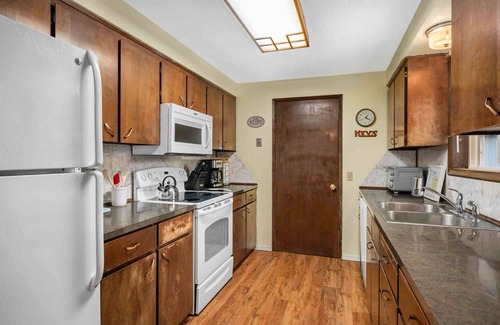 Carlton House | Fantastic Single Level Wine Country Retreat, Pet Friendly, Walk to Restaurants, Wine Tasting, Food