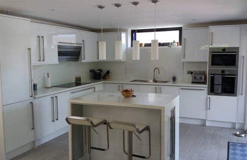 Brighstone House | Fantastic, sociable home in the beautiful village of Brighstone, with hot tub.