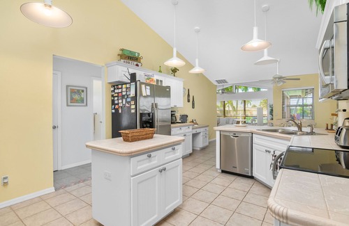 Yacht Club House | Fantastic south-facing, central, peaceful and only a few minutes from the river