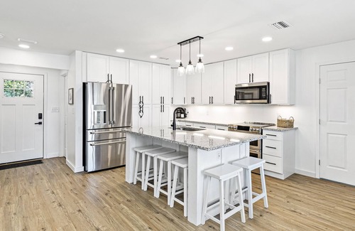 Lillian House | FANTASTIC SPECIALS!BOOK NOW AND SAVE*Newly remodeled private bay front house.