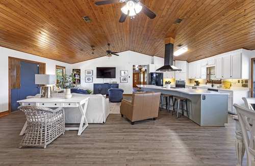Elberta House | FANTASTIC SPECIALS-Charming Bay Front in Elberta, AL-2 BOAT SLIPS-SLEEPS 12