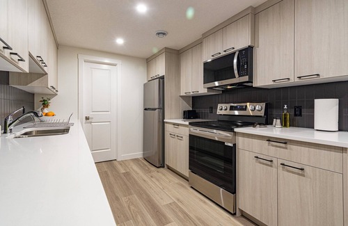 Keith Apartment | Fantastic Suite in NW Calgary | Swimming Pool & More! | Independent Access