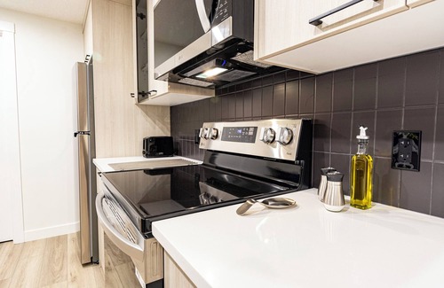Keith Apartment | Fantastic Suite in NW Calgary | Swimming Pool & More! | Independent Access