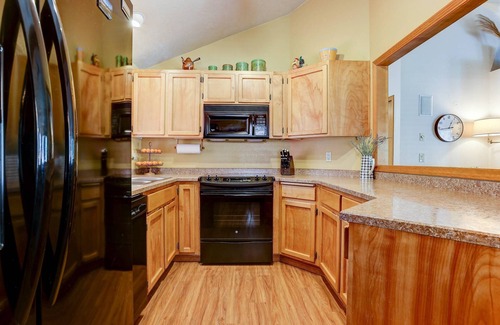 Deer Park House | Fantastic Sunriver Location, SHARC Passes, Huge Deck w/Hot Tub, Trail Access, Fireplace, Bikes