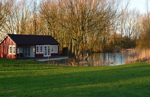 Rodenas Cottage | Fantastic thatched cottage with lake and sauna