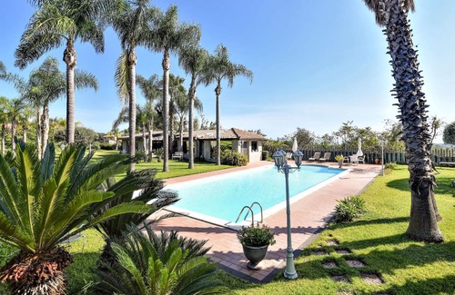 Macchia House | Fantastic vacation home with paradisiacal garden at the foot of the volcano Etna.