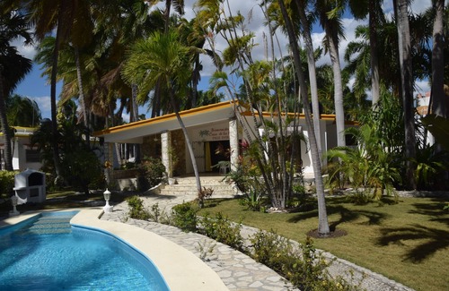 Bocacanasta House | Fantastic vacation home with access to the Caribbean Sea!
