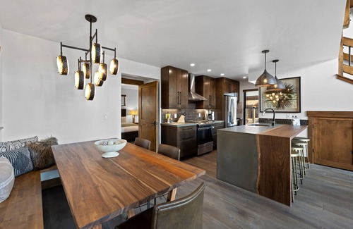 Estes Park Cabin | Fantastic Views! Two Large Patios, Private Jacuzzi and Indoor/Outdoor Fireplace
