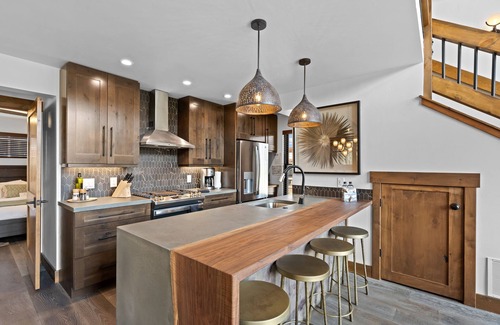 Estes Park Cabin | Fantastic Views! Two Large Patios, Private Jacuzzi and Indoor/Outdoor Fireplace