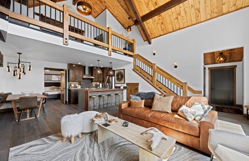 Estes Park Cabin | Fantastic Views! Two Large Patios, Private Jacuzzi and Indoor/Outdoor Fireplace