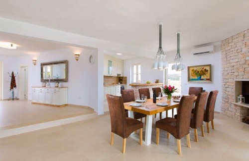 Labinci Villa | Fantastic villa for up to 12 people close to the sea 6 bedrooms