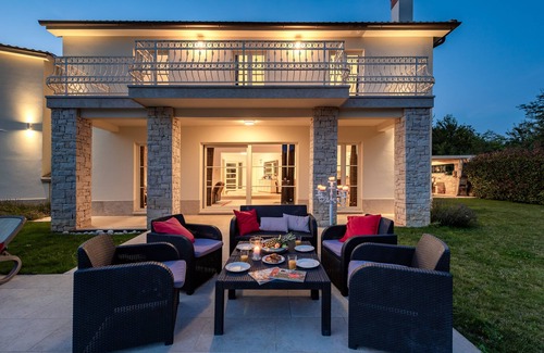 Labinci Villa | Fantastic villa for up to 12 people close to the sea 6 bedrooms