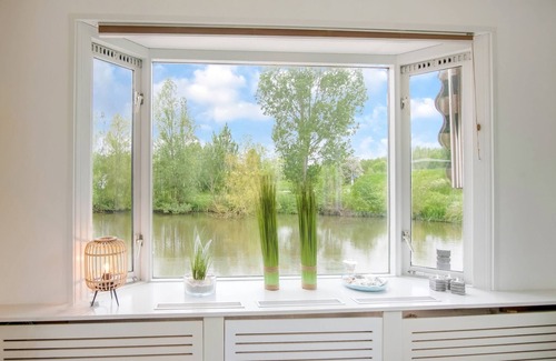 Ooltgensplaat House | Fantastic Villa in Ooltgensplaat With Jetty
