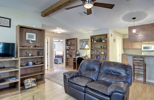 Aransas Pass House | Fantasy Oaks Lodge! 1 mile from the boat ramp! Pet Friendly! 1.36 Acres