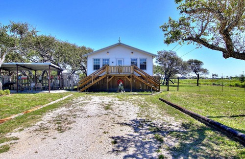 Aransas Pass House | Fantasy Oaks Lodge! 1 mile from the boat ramp! Pet Friendly! 1.36 Acres