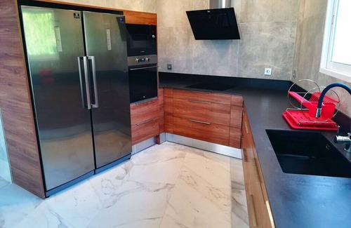Chiva Ski Chalet | Fantasy Villa Valencia: Airport & Circuit Ricardo Tormo