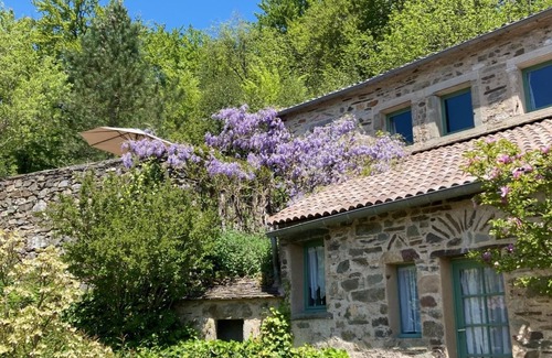Boisset House | Far from it all, but close to the essentials