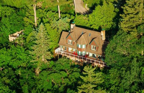 Papineau Regional County Municipality Villa | Far Horizons Luxury Vacation Home