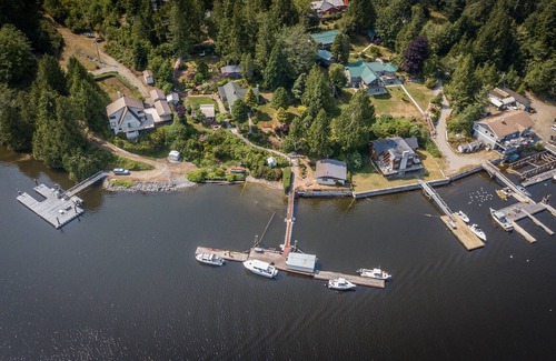 Bamfield House | Far Niente Cottage - 8 Acre Waterfront Estate w/Dock