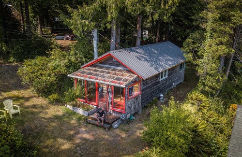 Bamfield House | Far Niente Cottage - 8 Acre Waterfront Estate w/Dock