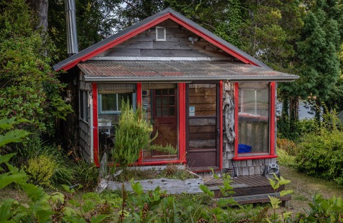 Bamfield House | Far Niente Cottage - 8 Acre Waterfront Estate w/Dock