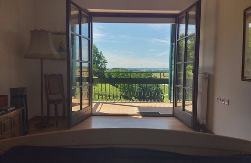 Bad Griesbach im Rottal Apartment | Far-reaching views and pool - ideal for golf and wellness